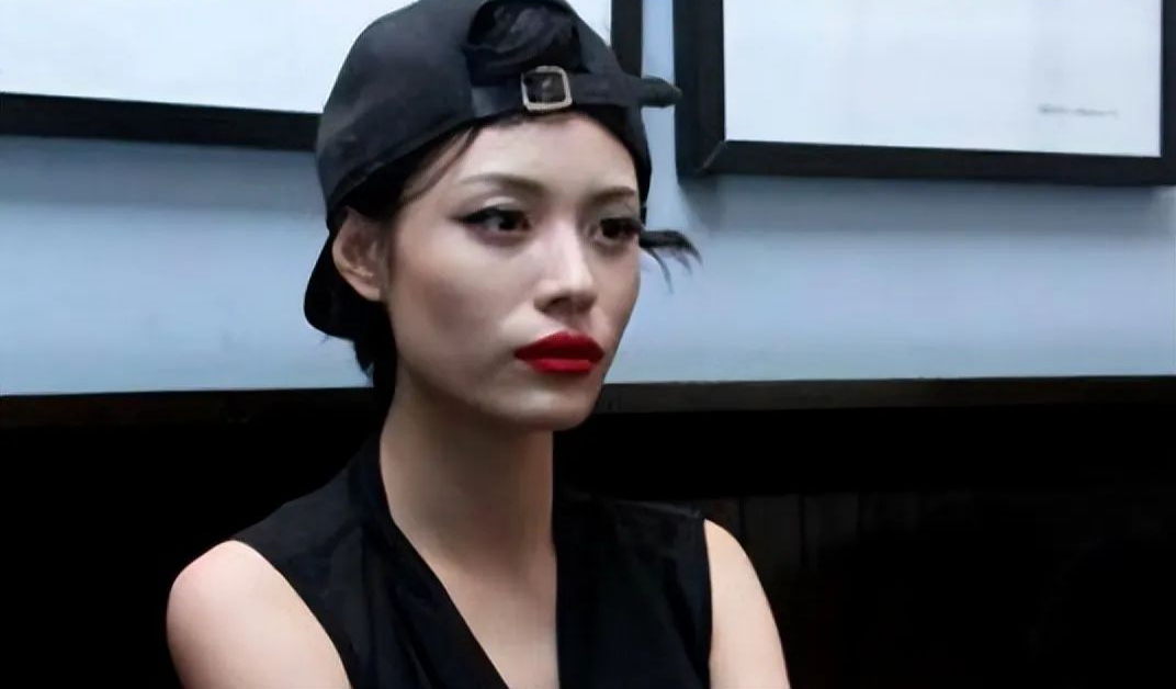 44岁章子怡离婚后首次公开亮相，网友惊呆：你怎么这样了？