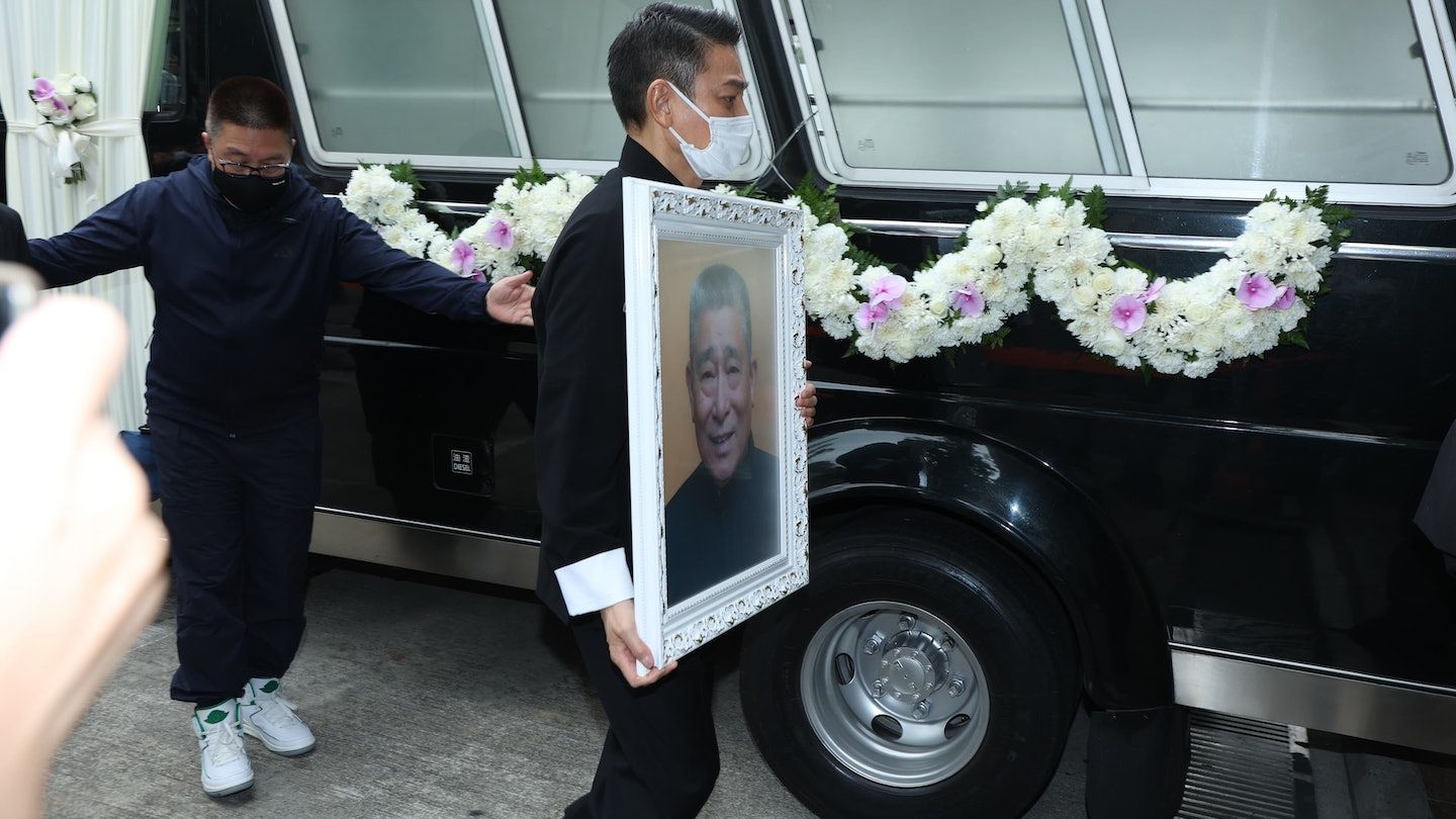 刘德华捧遗照送父亲出殡神情木讷，11岁女儿卷大波浪穿全新增高鞋