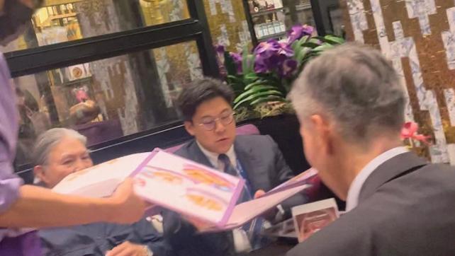 霍启刚携父现身平价饭馆，坐大厅亲自点菜被赞低调，郭晶晶未陪同