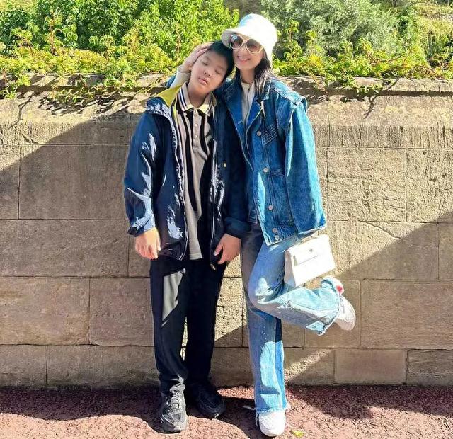 40岁黄圣依晒与两儿子合照！11岁安迪长高许多，不见杨子踪影