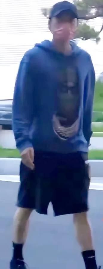 李易峰罕见露面,身材暴瘦憔悴没精神,给粉丝深鞠躬默默流泪