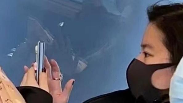 刘亦菲在高铁睡觉被偷拍，皮肤泛红山根突出，32万包包随手放一旁