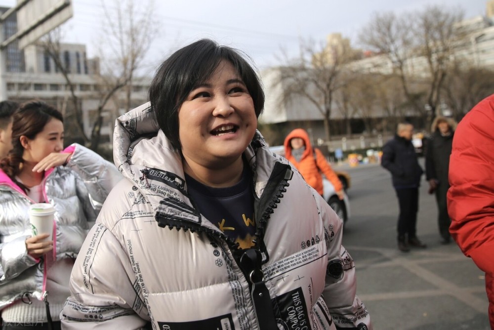 贾玲偷吃30块巧克力饼干!暴瘦100斤后报复性饮食,感觉回味无穷