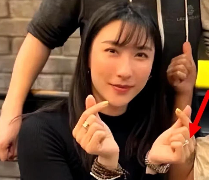 陈羽凡|陈羽凡罕见露面，戒了后发福严重，女友手上戒指暴露两人真实关系