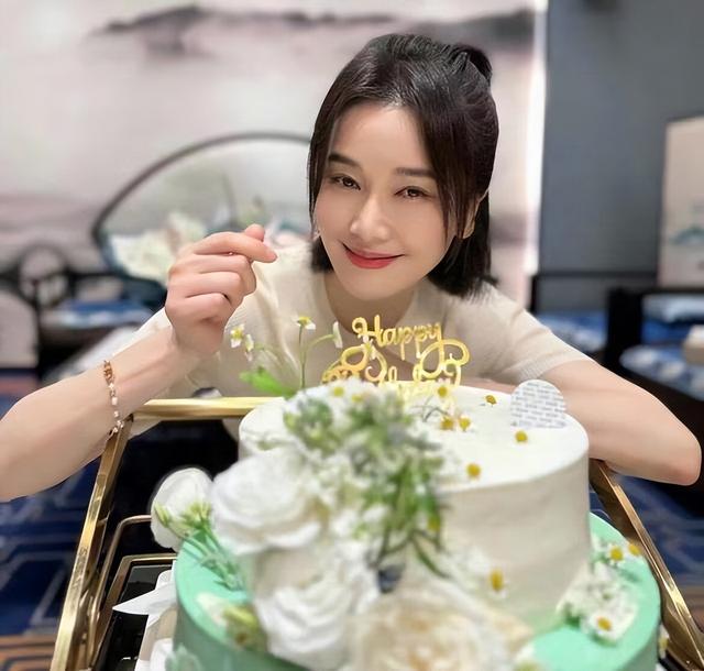 护肤美容 真不敢相信左小青已经40多岁了，满脸胶原蛋白，很有元气