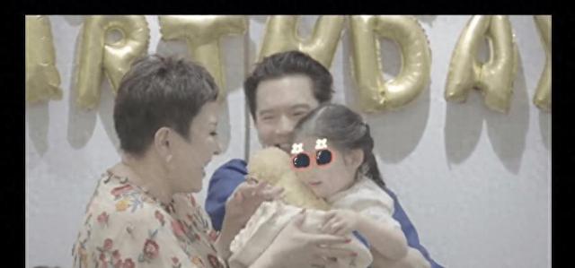 向太给儿媳庆生!39岁郭碧婷小心护肚,向佐露面,已怀3胎5个月!