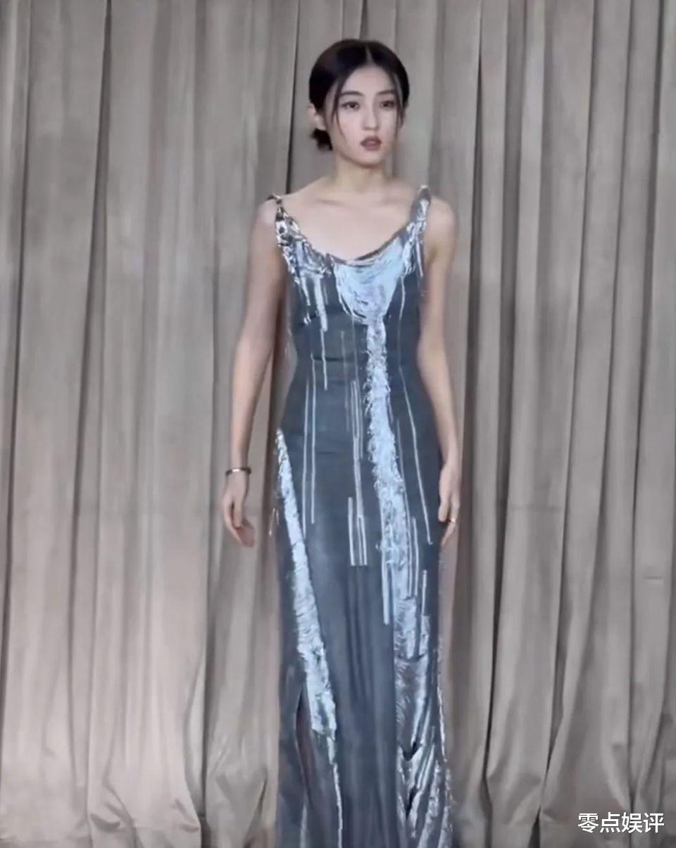 周冬雨张子枫红毯造型尴尬：想性感露了个寂寞，童星别穿大人衣服