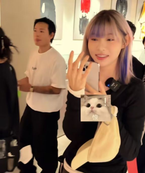 痞幼与baby同框，痞幼身材圆润显普通，网友：明星与网红区别真大