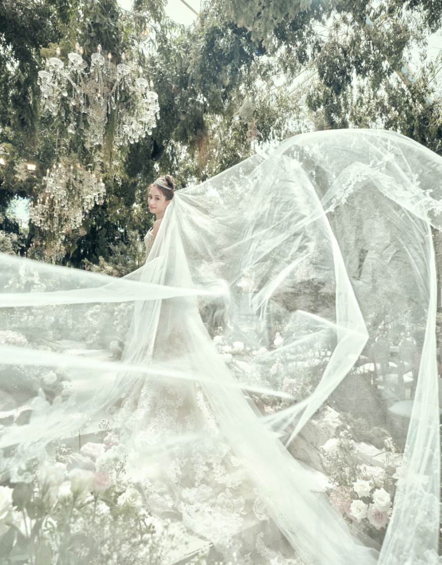 何超莲|窦骁再晒婚纱照,何超莲婚戒低调不炫富,姐姐弟弟全到齐,伴娘团曝光