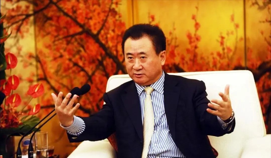 王思聪看到父亲的女秘书,笑意盈盈打招呼,结果对方视而不见,王思聪愣在原地