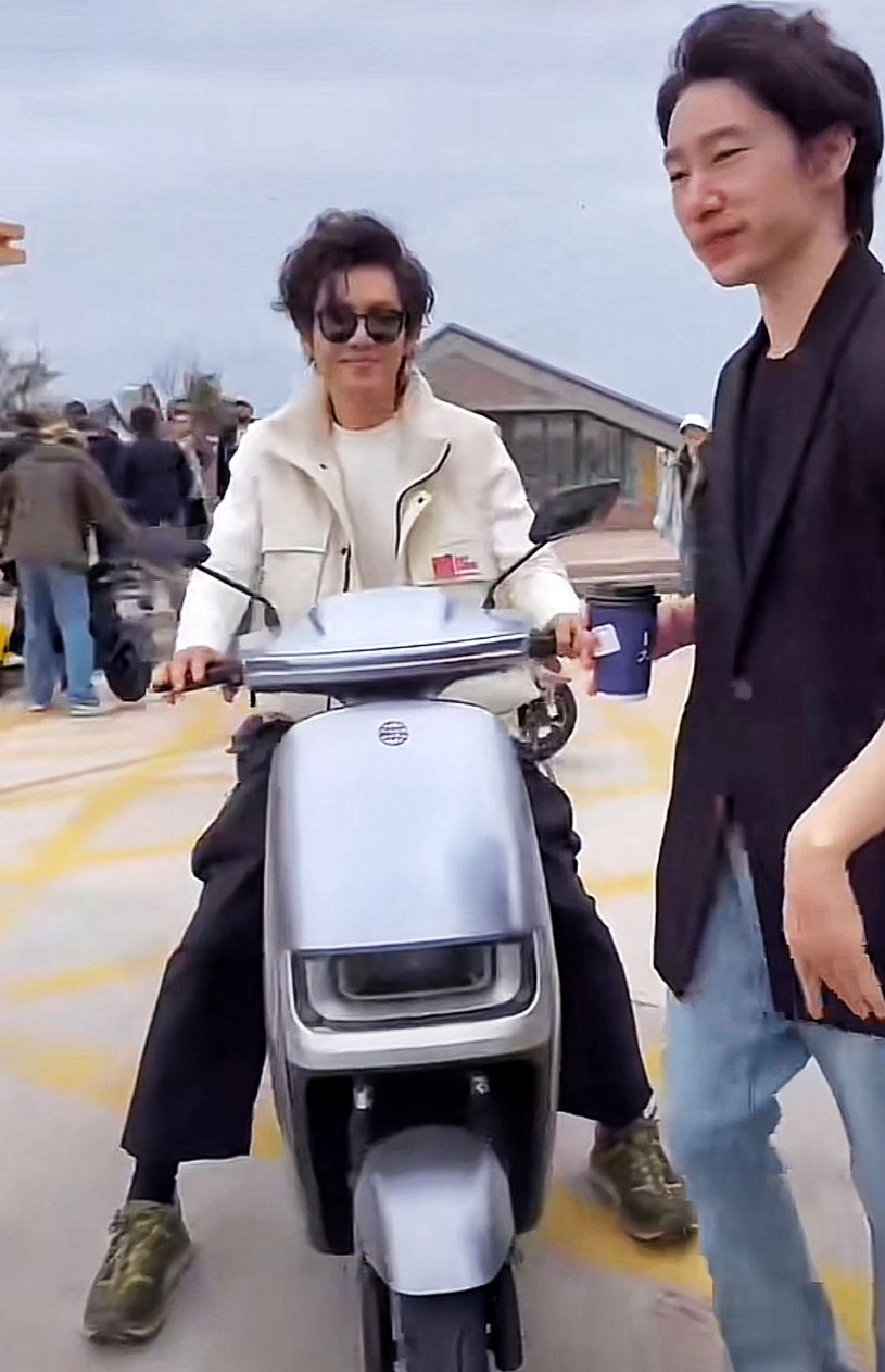 48岁钟汉良在台州录制节目，发型蓬松身材过于消瘦，“男神已老”