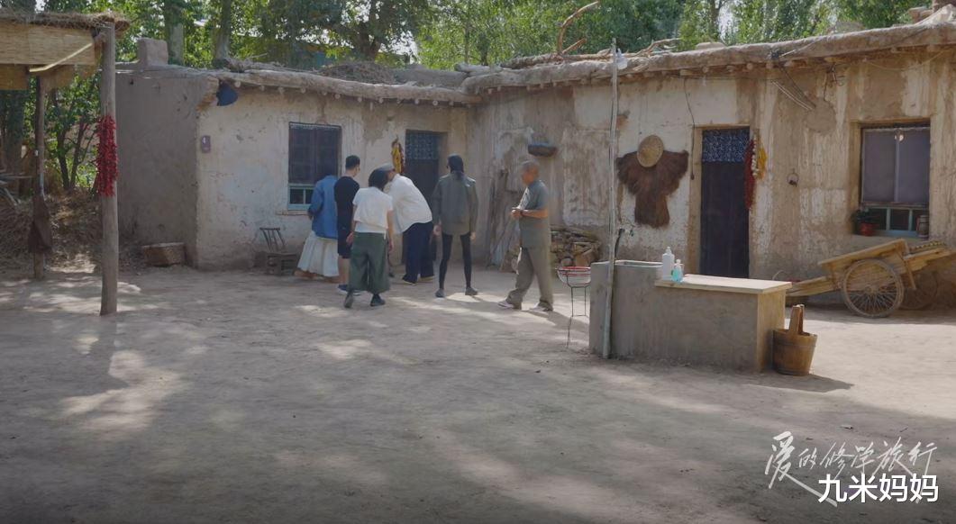 朱丹一个小动作，暴露她和周一围的真实关系，难怪她爱得“卑微”