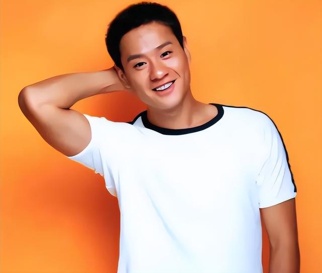 成名后抛弃妻女，为娶小8岁娇妻净身出户，如今前妻走红他变路人