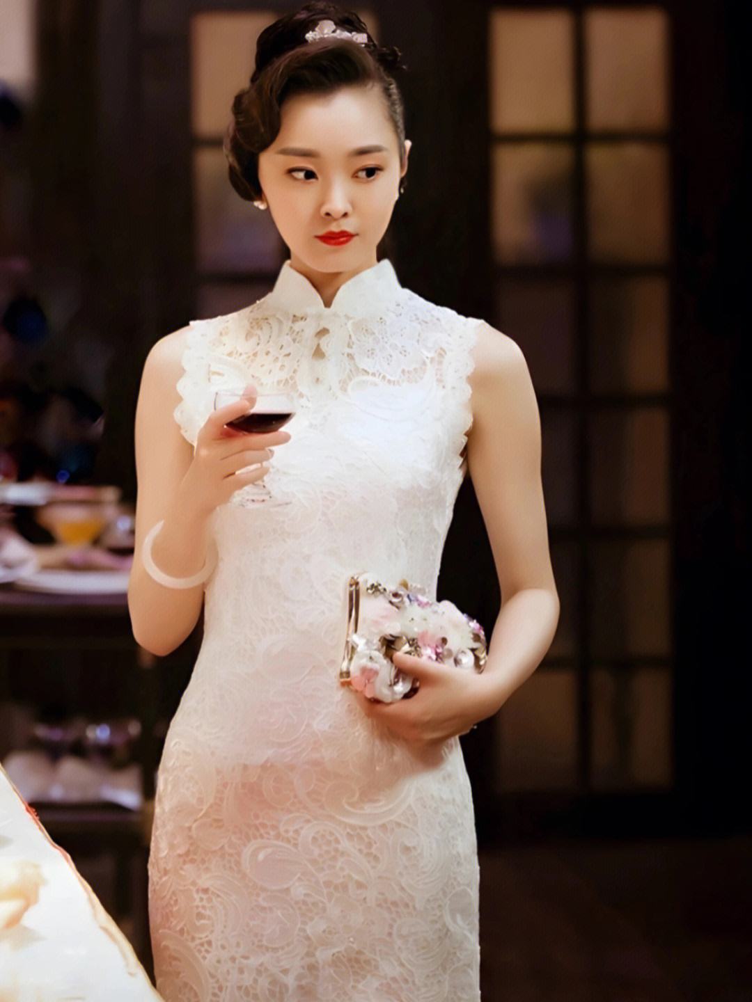 33岁宋铁当众被搂抱!小4岁白敬亭充当护花使者,两人疑好事将近