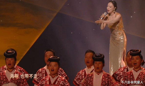 湖南中秋夜:何炅有排面,黄绮珊真唱失误,张含韵慌乱捡枪