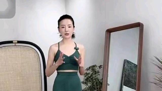 董洁|董洁直播卖瑜伽裤“翻车”，网友：身材干瘪没看头，穿反了？