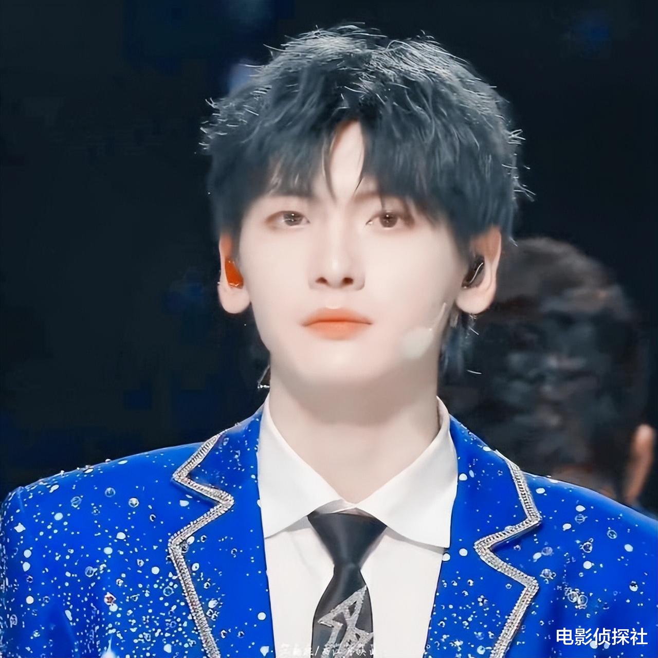 翟潇闻|翟潇闻恋情曝光！和女友牵手同行，男方心情大好边走边扭