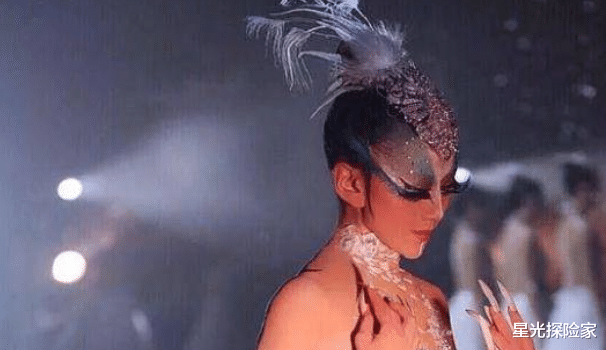 杨丽萍又惹争议“衣服是画的”身上的纹路看得一清二楚