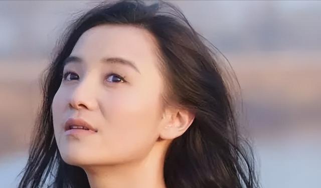 宋佳:靠“吊带”上位,与已婚名导同居,43岁的她活得又酷又飒