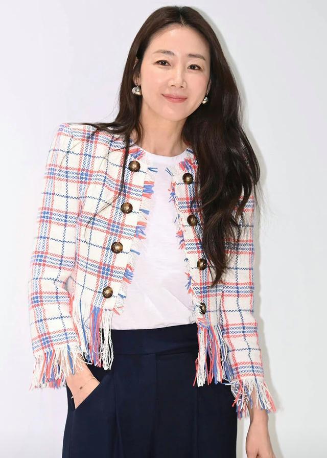 崔智友|47岁崔智友近照，眼角皱纹很多，面容自然有气质，不愧是盛世美颜