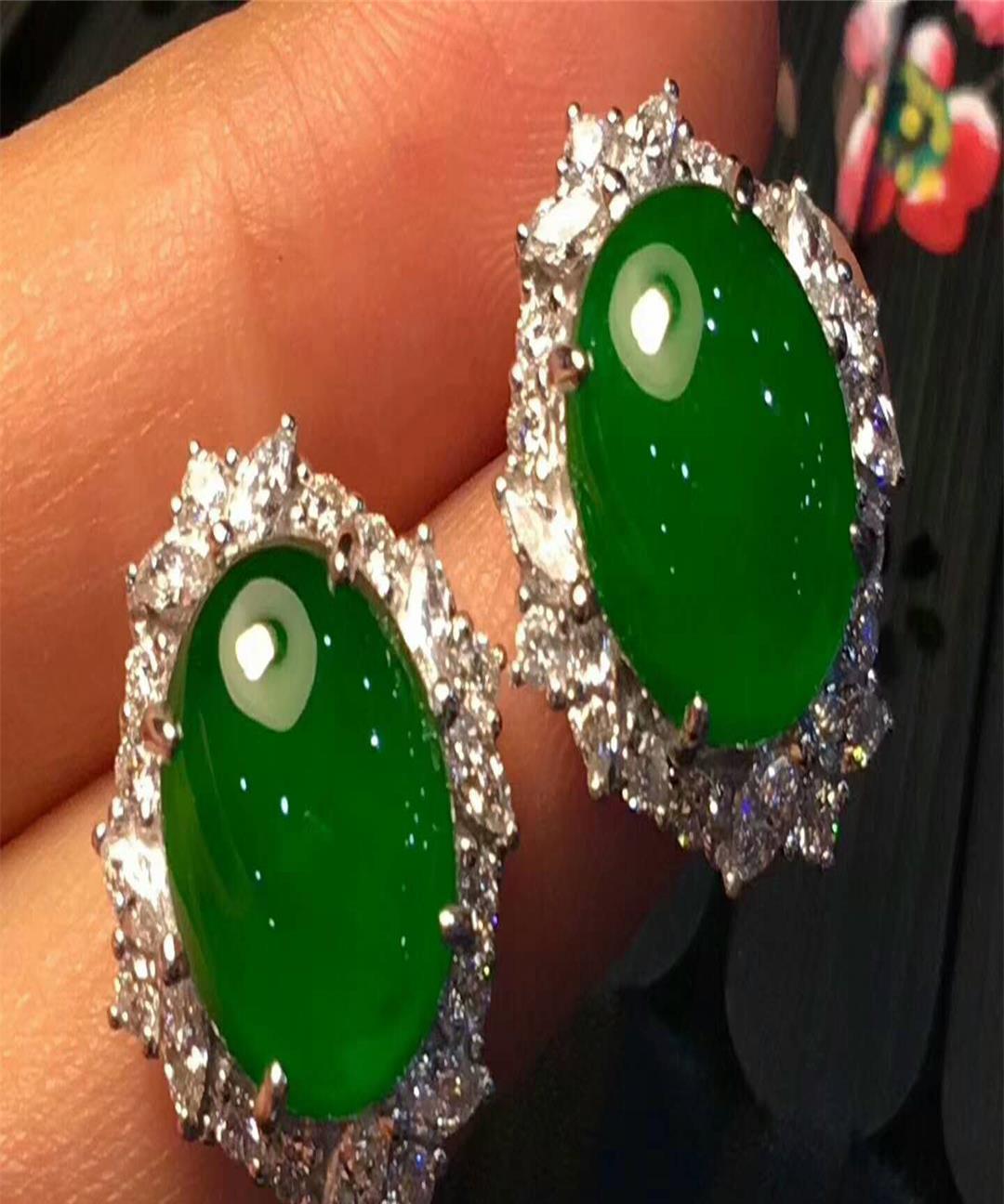 翡翠|标题：帝王绿翡翠的珍贵性与价值——如何鉴别市面上的真假帝王绿翡翠？