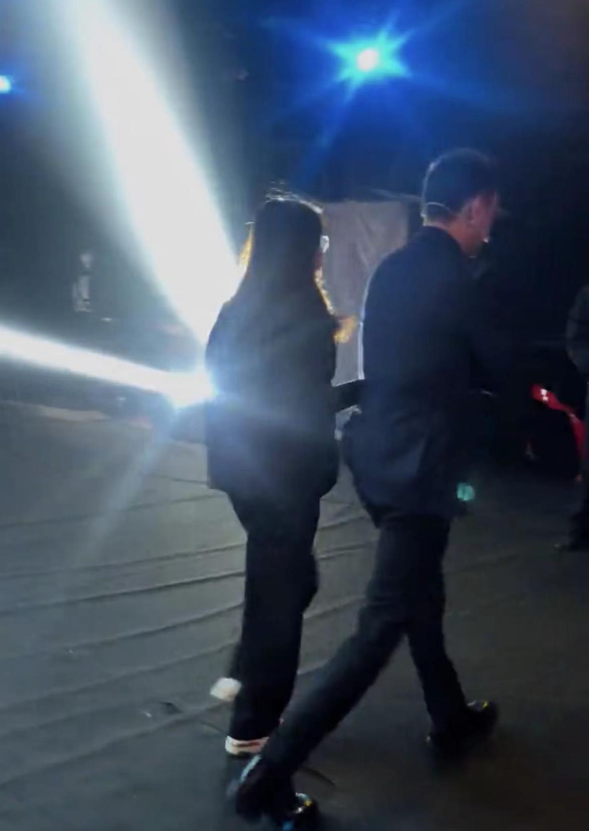 尼格买提|曝尼格买提和年轻异性挽手，两人关系引猜测，多年无子刚被传离婚