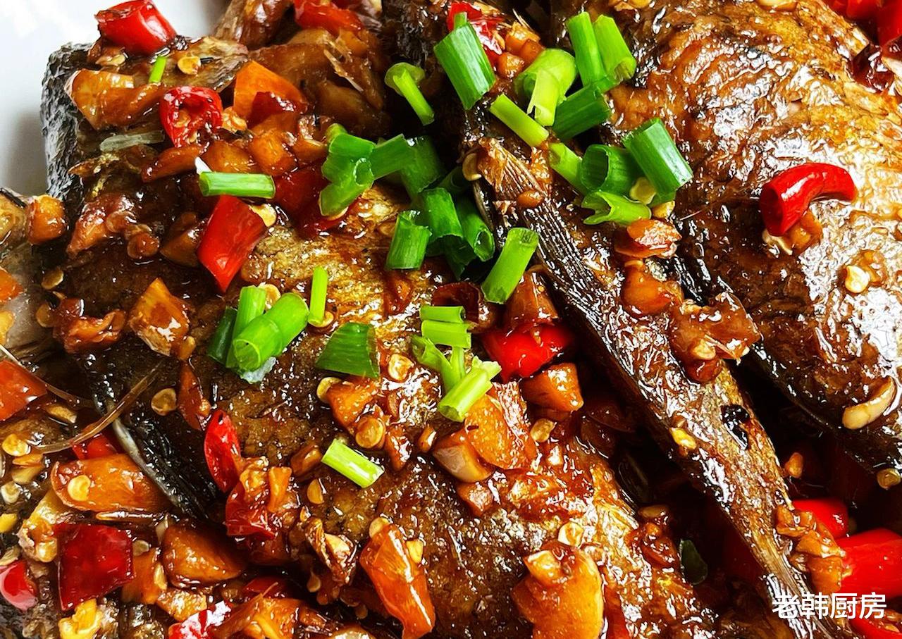 辣椒|香煎鲫鱼的家常做法,外焦里嫩,鲜香入味,做法简单,吃货们都爱