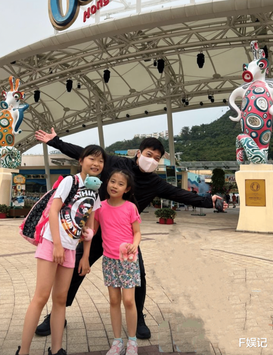 钱嘉乐|钱嘉乐夫妇带两个女儿去主题乐园游玩 汤盈盈给老公女儿拍开心合影