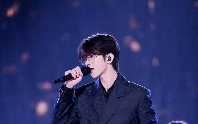 看了当红艺人“判若两人”旧照，才明白资本造星的力度，有多强！