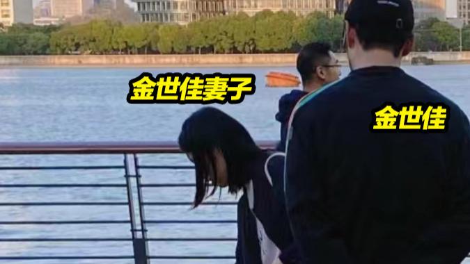 金世佳一家3口滨江玩耍，38岁妻子酷似马伊琍，金世佳当甩手掌柜