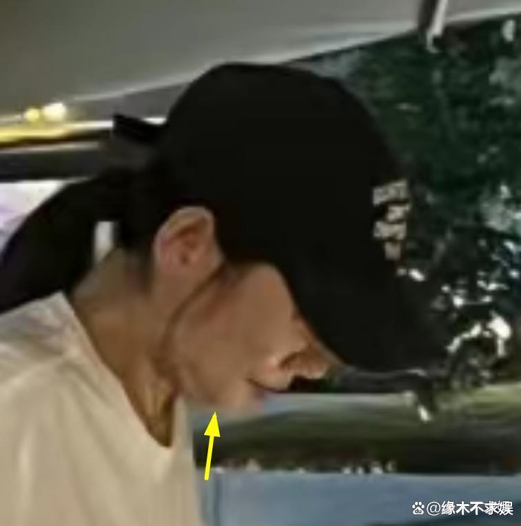 秋瓷炫一家3口深圳被偶遇,吃人均101元平价餐厅,夫妻冷脸疑婚变