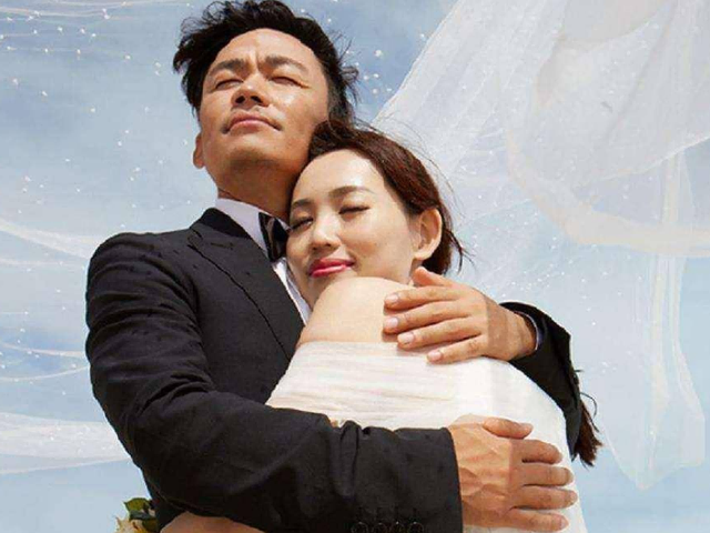 王宝强|王宝强现身香港探望儿子，王子豪一年学费19万，冯清保持一定距离随行