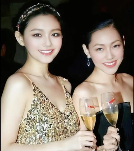 小S|小S徐熙娣二女儿穿露背露腰上衣,背2万多包,越来越像姨妈大S