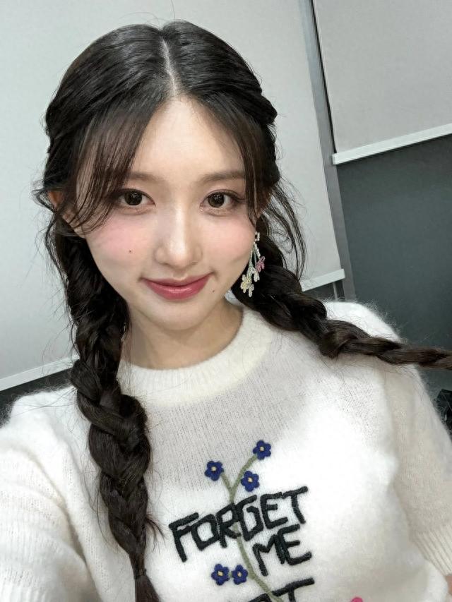 麻花辫和双马尾造型的/金秋天