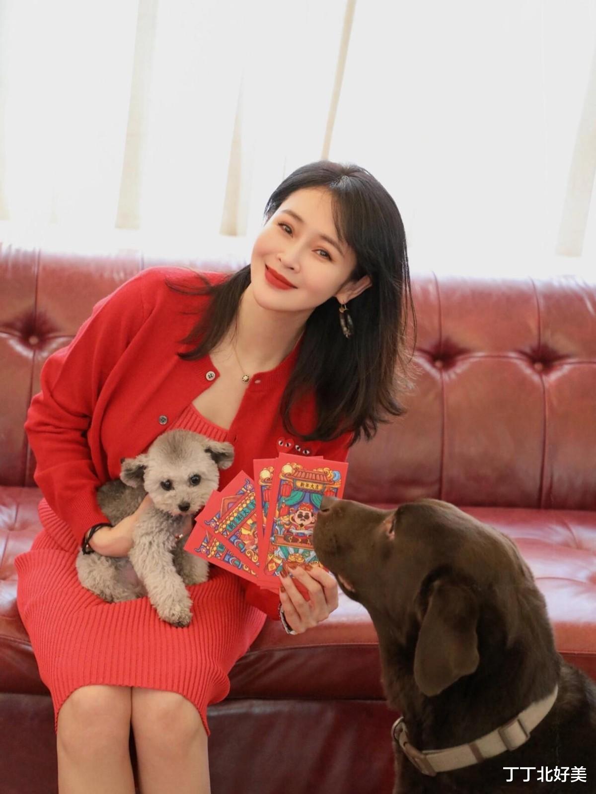 于明加带火了“新年红运”穿搭:红色开衫+连衣裙,显贵又洋气