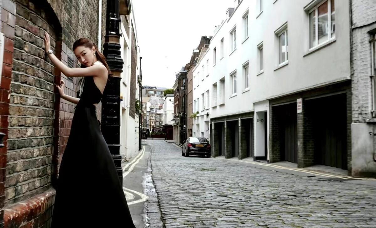 周冬雨|周冬雨在英国穿香槟色礼服亮相,秀性感大翻车,衣服太大要掉下来