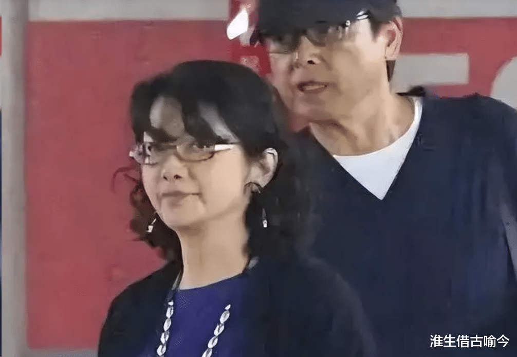 64岁山口百惠穿羽绒服身材臃肿,71岁三浦友和高大帅气,仍旧甜蜜