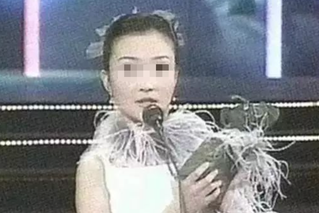 李小璐贾乃亮偷偷复婚了?最新全家福把我看懵了