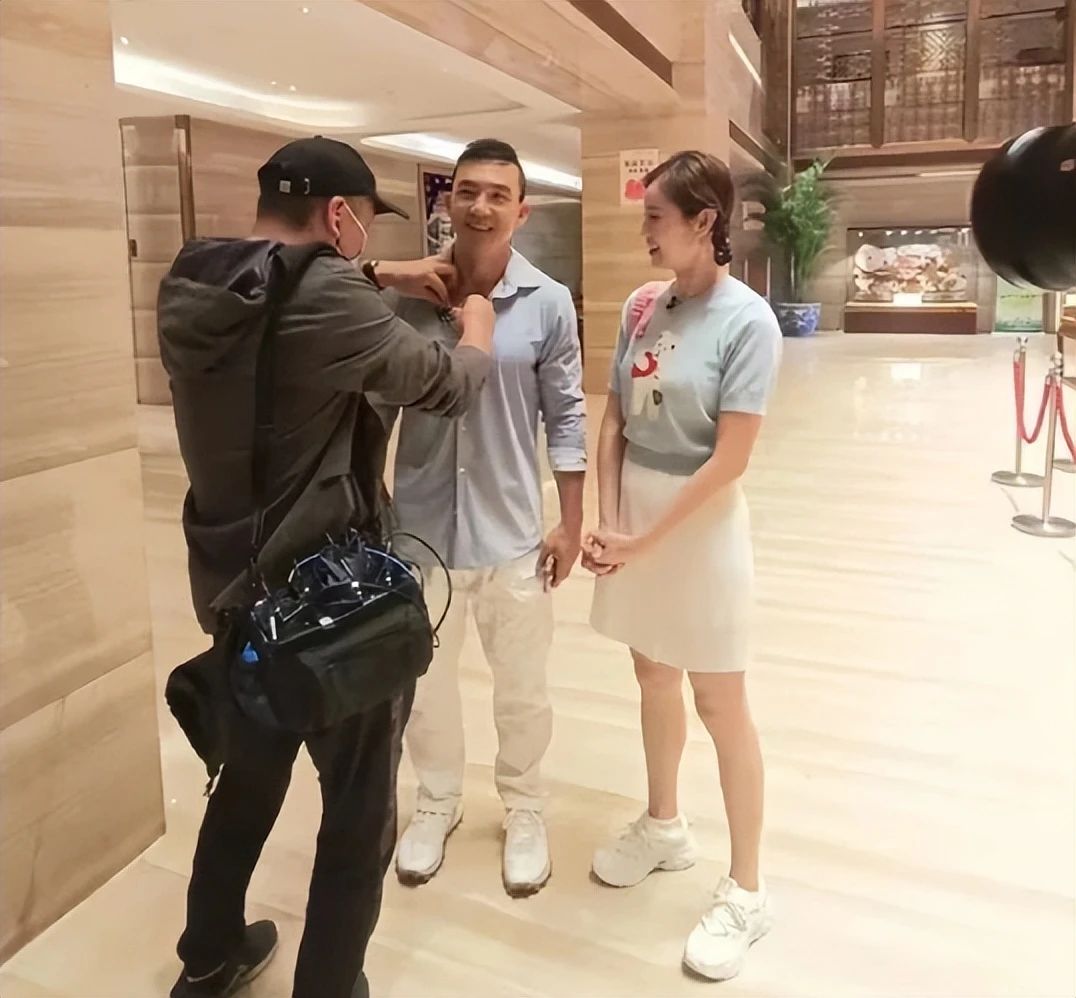 刘畊宏夫妇节目录制偶遇，真实身材成焦点，网友议论纷纷