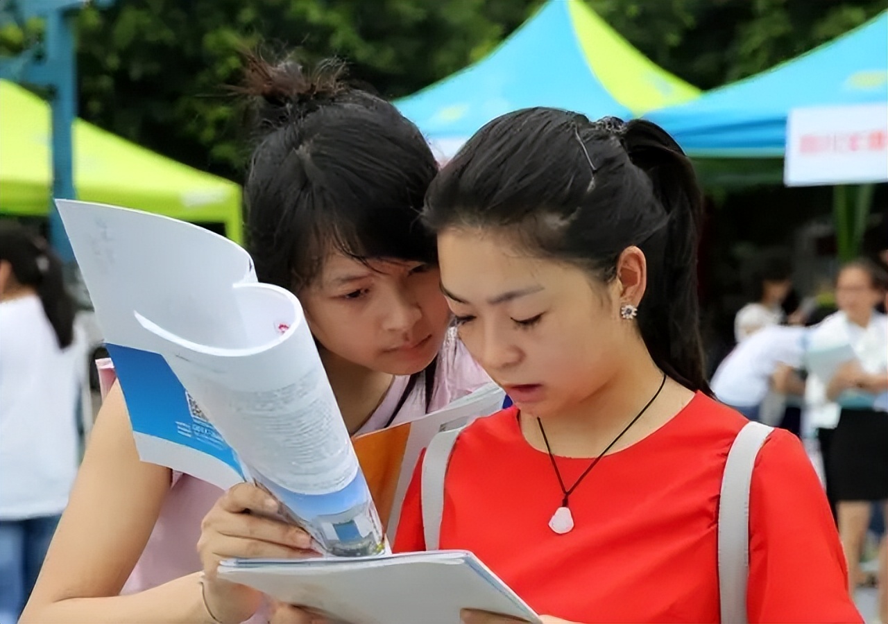 教师|211教师录取名单被质疑，二本院校占大半，学生：他有啥资格教我？