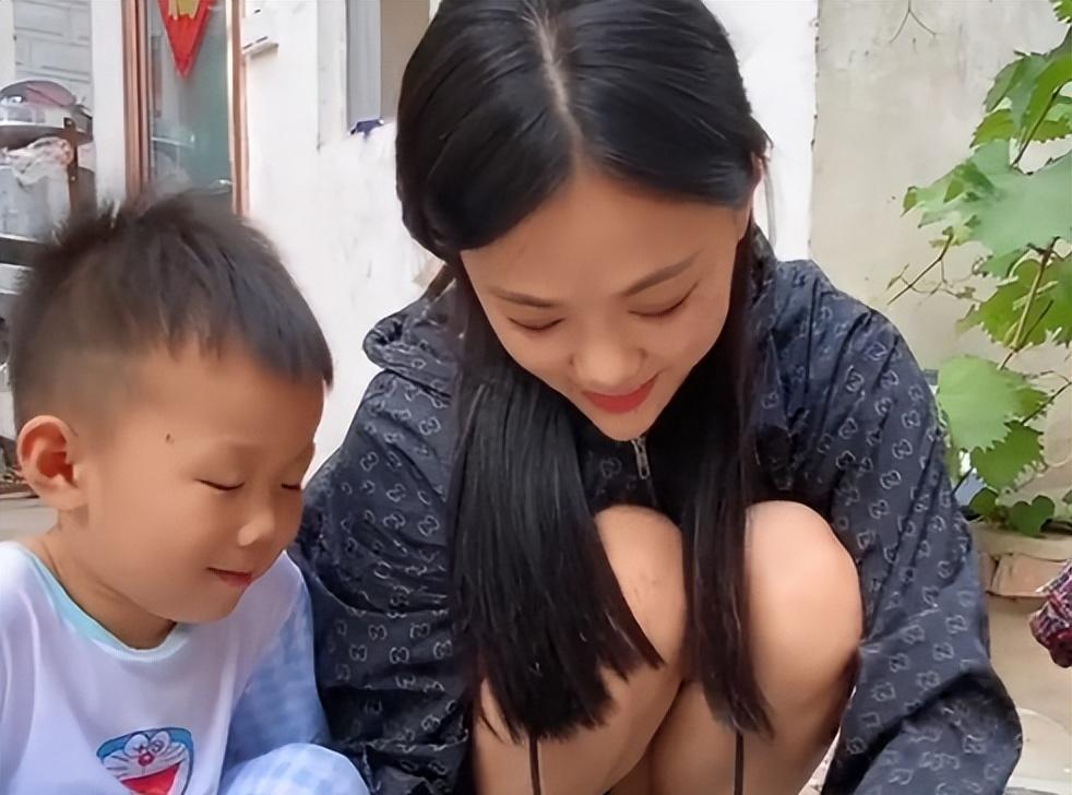 人物设定|女版牛爱芳?樊小慧被扒人设造假,坐拥8家公司,儿子一年学费40W