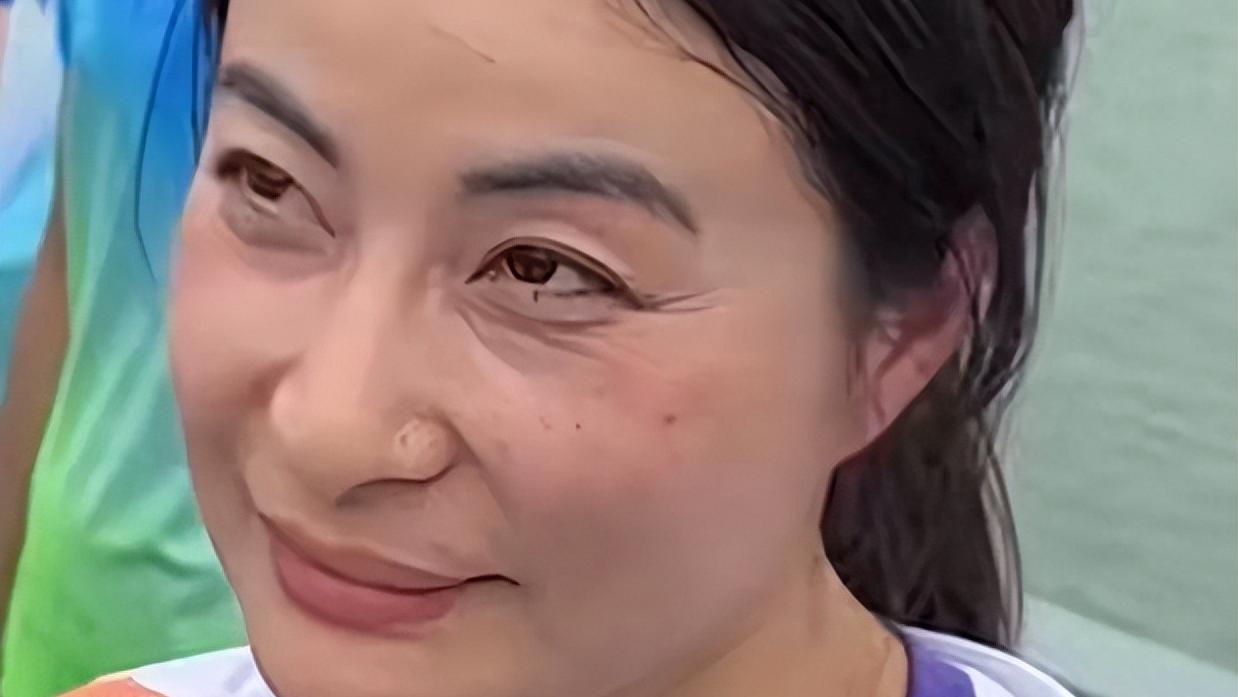 郭晶晶担任第3棒火炬手！素颜亮相大方自曝缺点，眼周皱纹数不清
