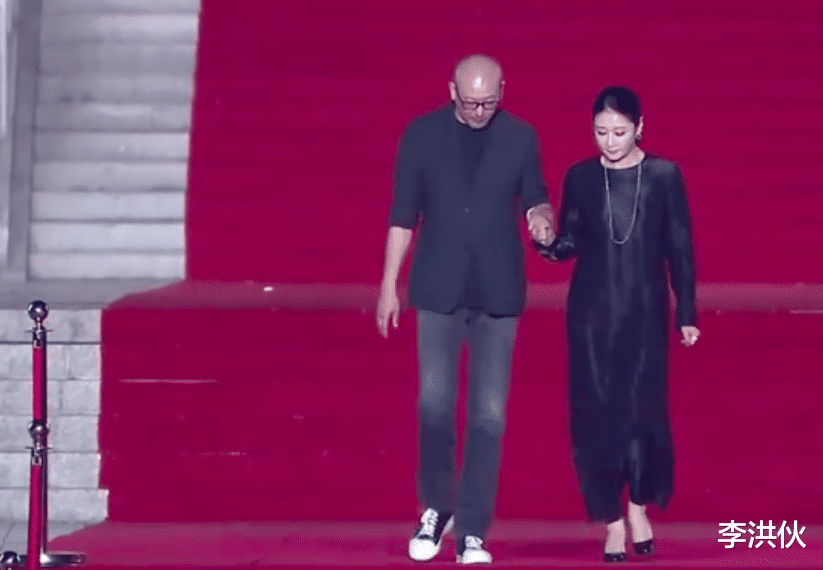 管虎梁静夫妇亮相文荣奖红毯,全程牵手秀恩爱,婚变谣言不攻自破