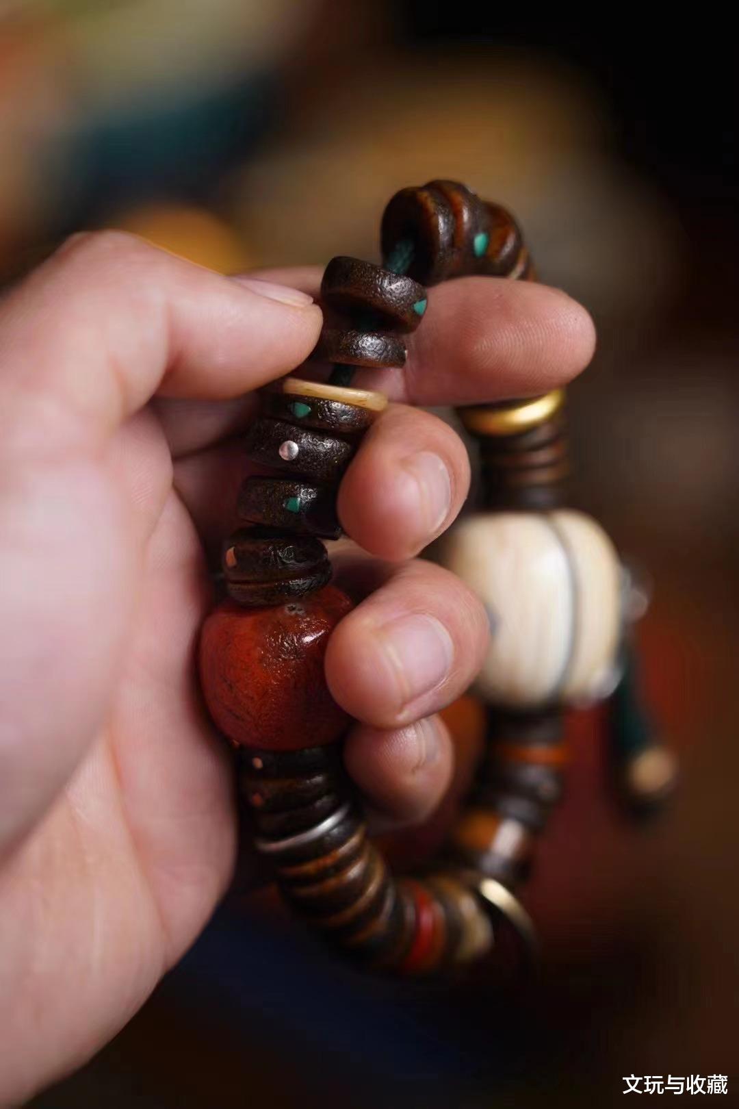 镶嵌宝石的人骨手串，旁门左道之美，纯粹的有信仰的文玩