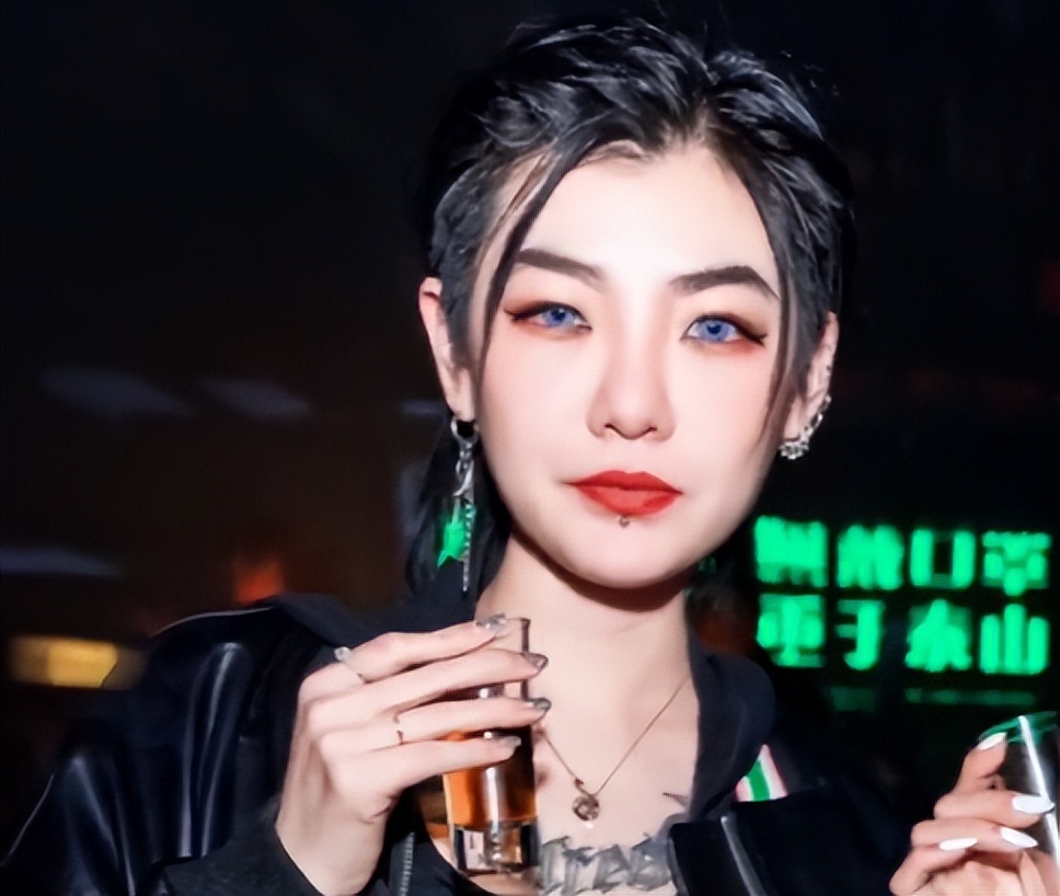 黑婚纱新娘结婚5年现状,被磨平了棱角,妆变淡眼无光疑回归家庭