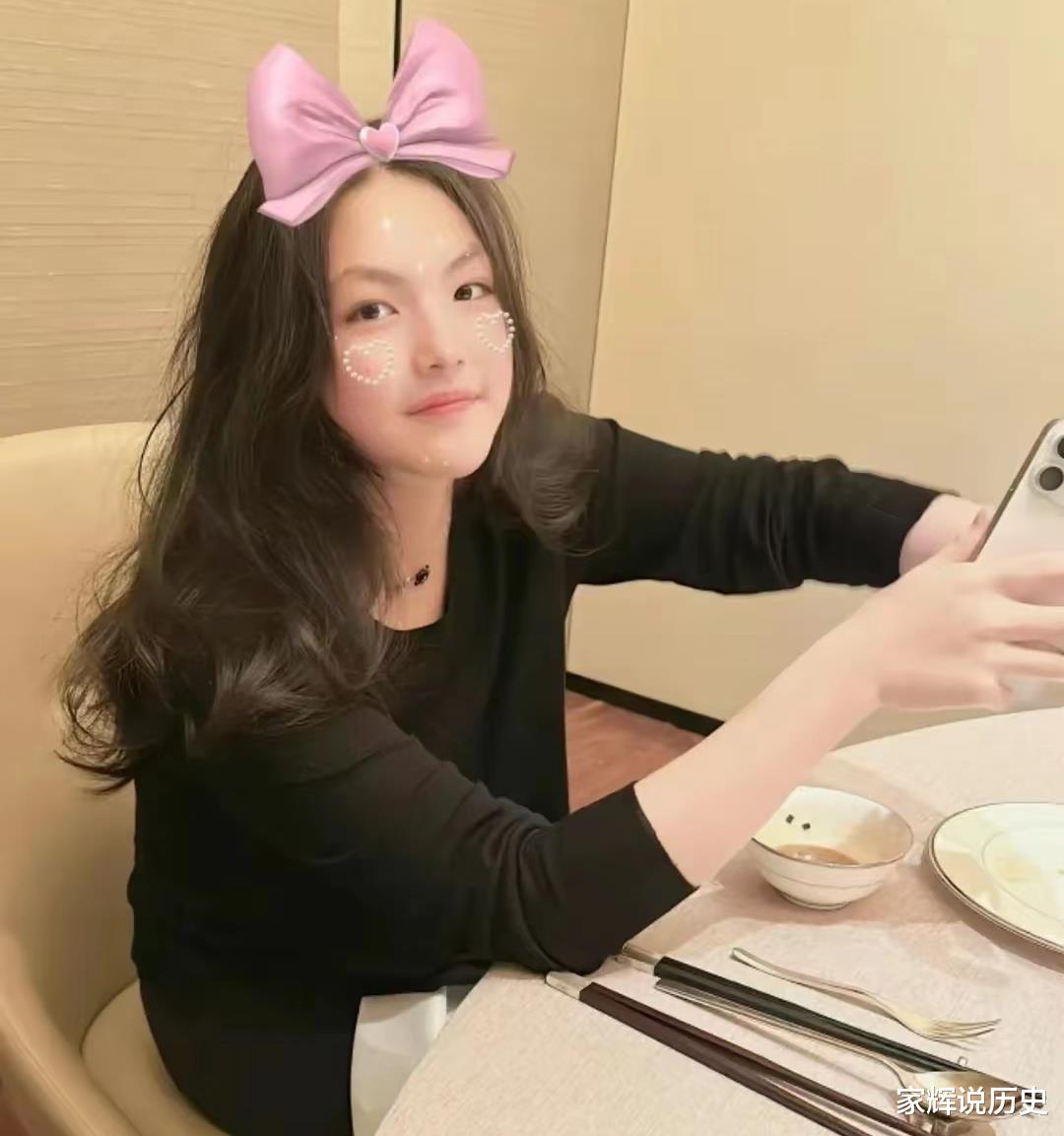 王诗龄回北京过圣诞,容貌大变样颜值高,400元3个包子,到底啥馅