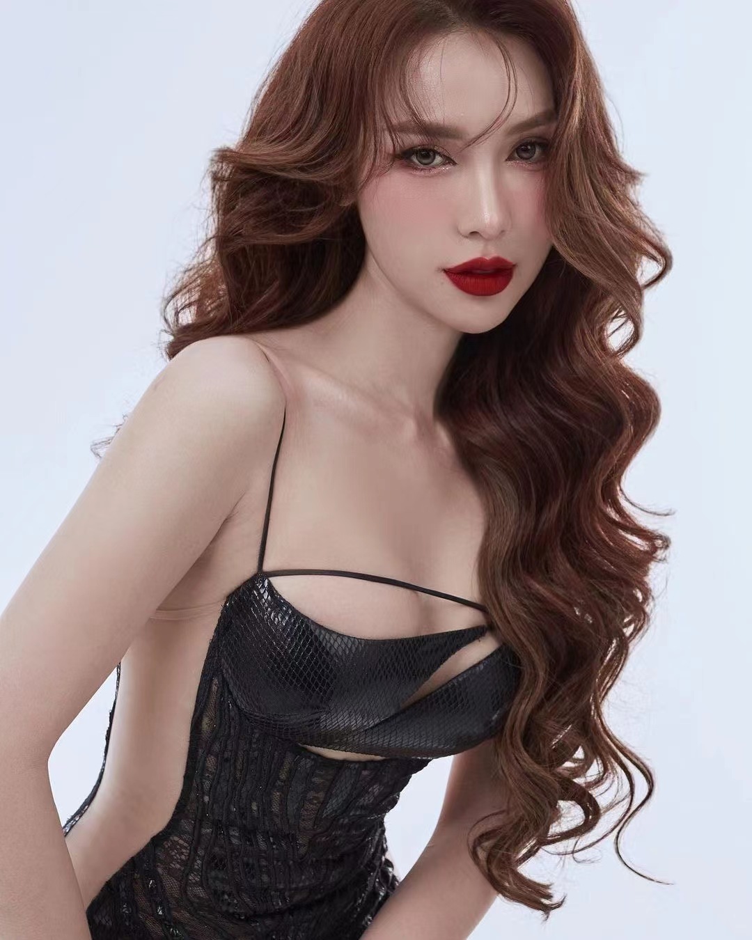 红唇波浪秀身姿