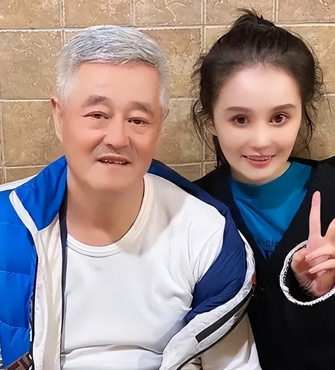 赵本山女儿发视频炫富，为腹中孩子买奢侈品，满床衣服价值数十万