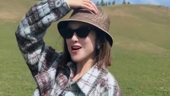 唐艺昕乘车出行，肚子隆起明显安全带系超松，被指像怀孕五六个月