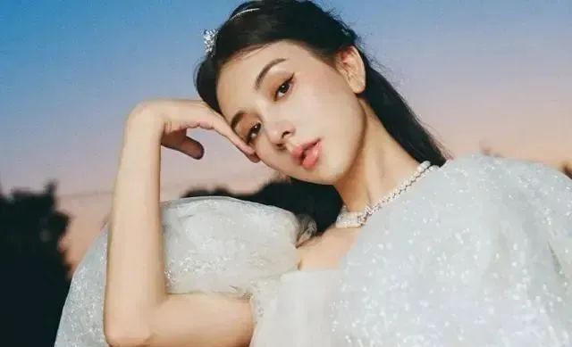 郭富城与小4岁岳母同框，年龄差距大，身体状态差异引人疑惑！